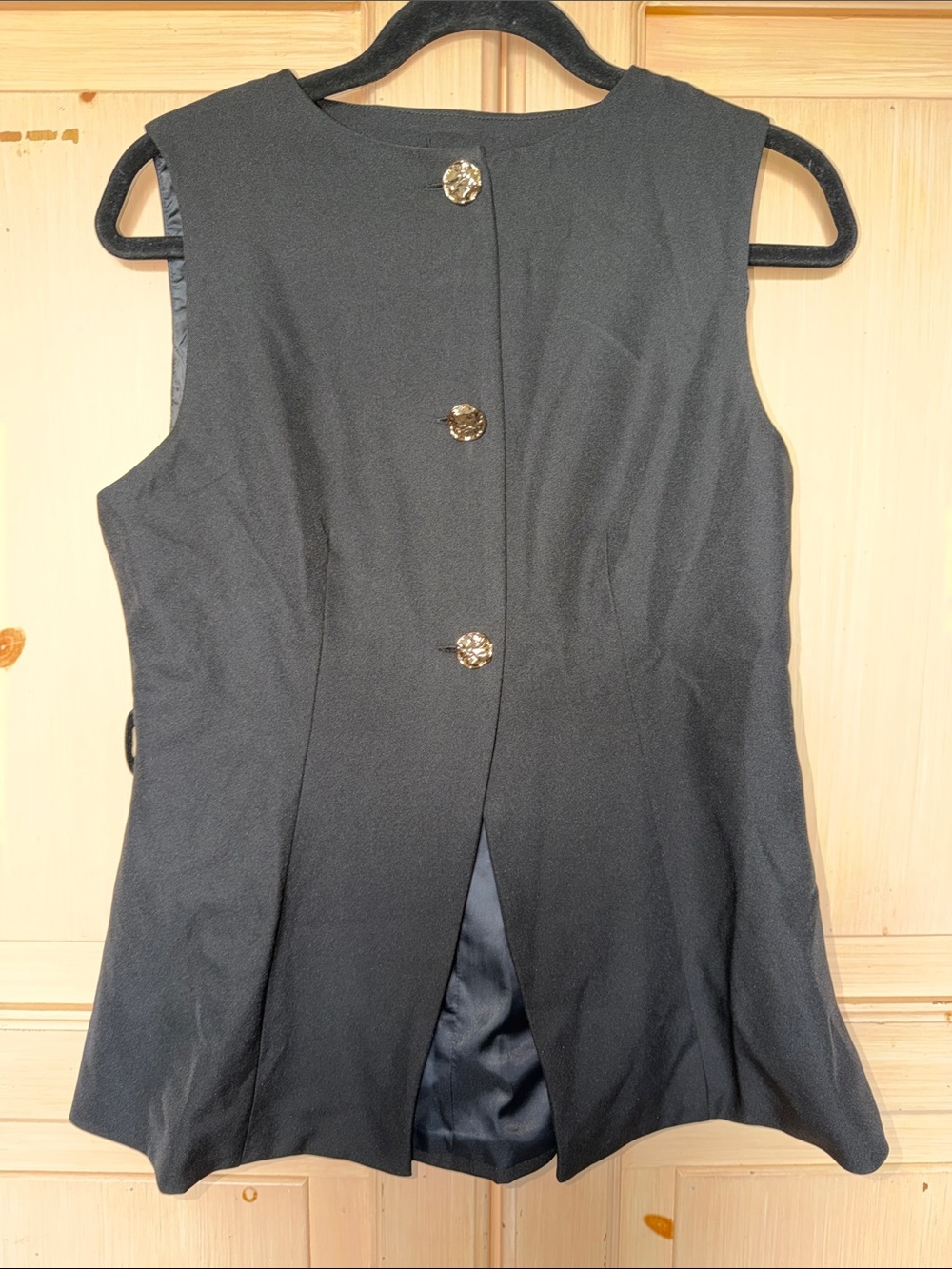 Black Sleeveless Buttoned Tailored Vest - Picture 4 of 11